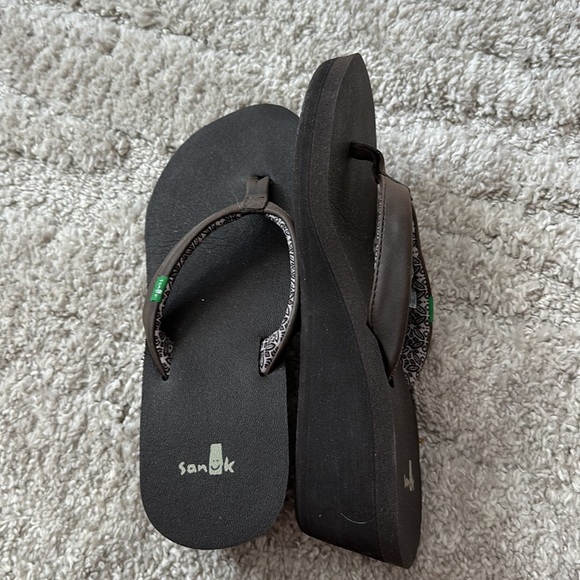 Sanuk women’s sandals - Picture 2 of 2